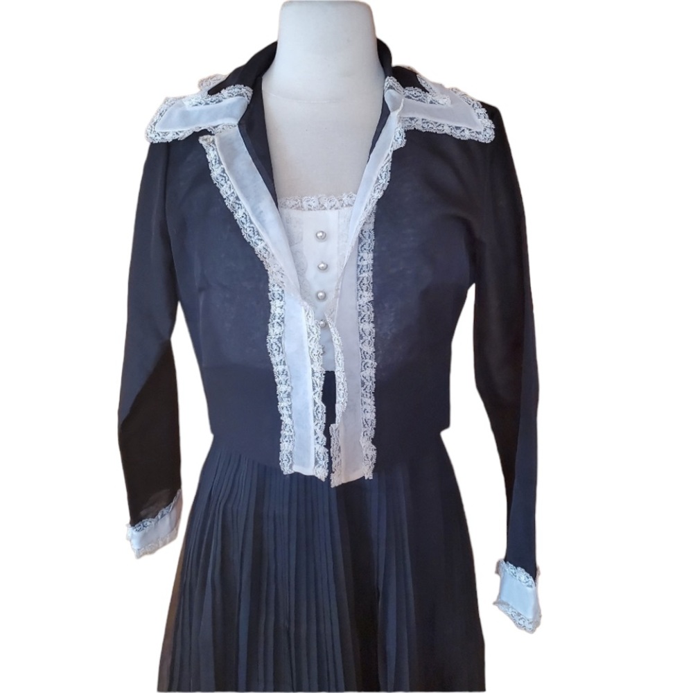 Vintage Unlabeled White‎ & Black Gown & Jacket